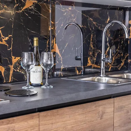 Spinola Deluxe, Stjulians سانت جوليان