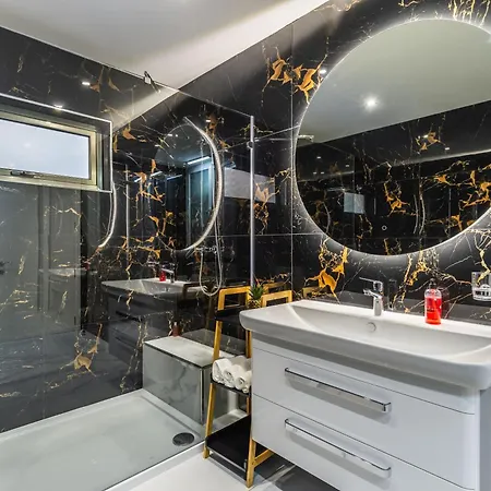 Spinola Deluxe, Stjulians *