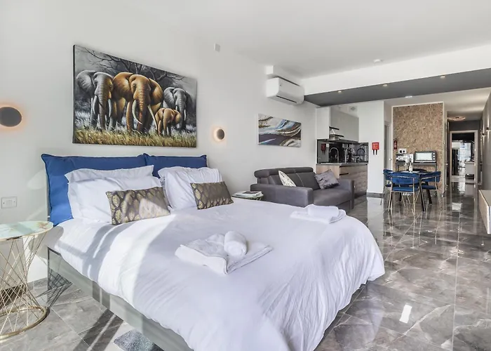 Spinola Deluxe, Stjulians Daire