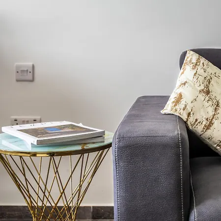 Spinola Deluxe, Stjulians Apartment