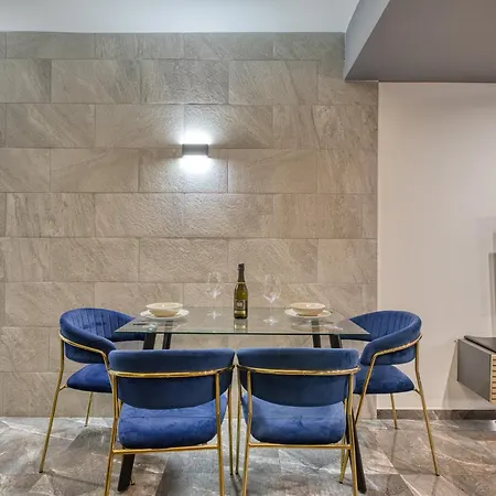 Spinola Deluxe, Stjulians